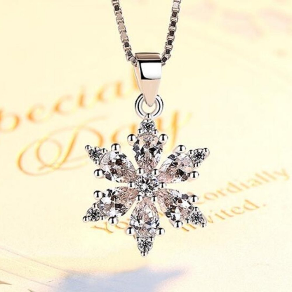 *NEW Sterling Silver Diamond Snowflake Necklace b - Picture 3 of 6